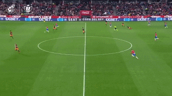 C罗挑战机器人守门员，射门频频被挡出，最后抓住漏洞进球